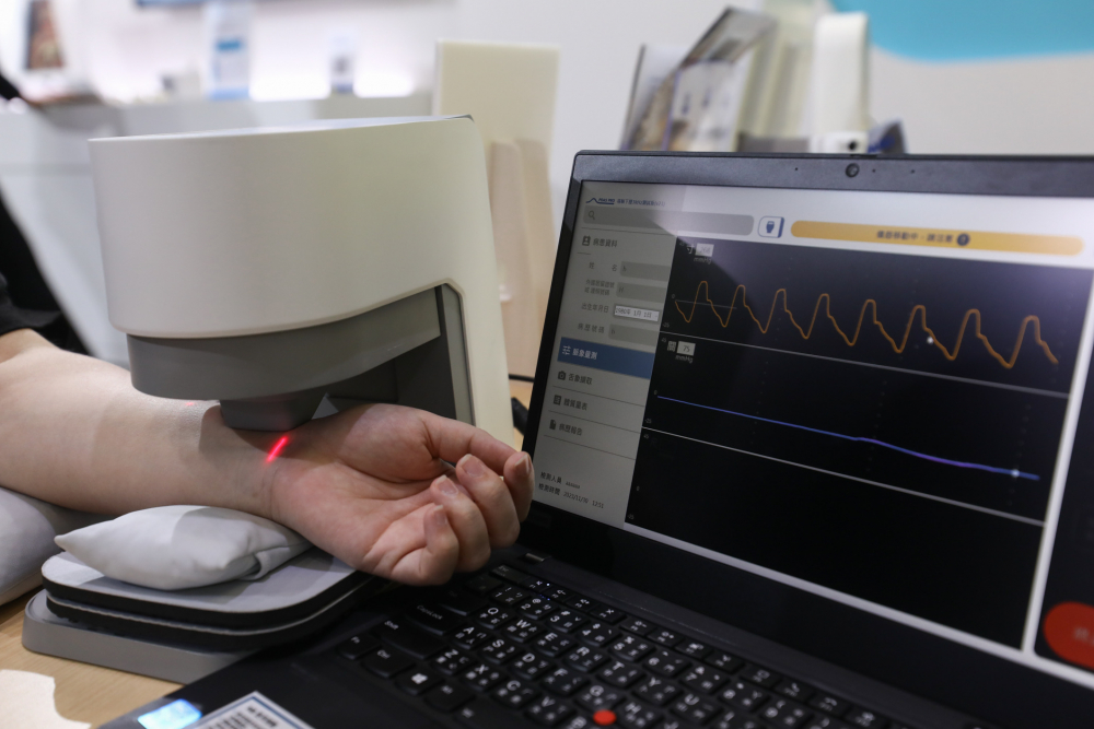 Ebpay耘康脈象檢測系統透過電腦精準控制升降系統，還原中醫師三指把脈過程的舉、按、尋手法，將脈象感受轉化成數據，未來可結合大數據分析，實現智慧醫療及準確性